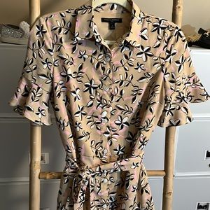 BANANA REPUBLIC DRESS: RUFFLE SLEEVE, BUTTON DOWN, SIZE 0 (NWOT) NEVER WORN.